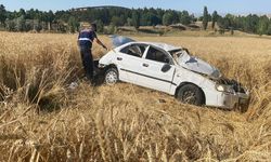 Direksiyon hakimiyetini kaybetti, tarlaya uçtu!