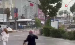 Ankara'da şiddetli rüzgar vatandaşlara zor anlar yaşattı!