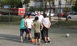 Başkan Ercan, çocuklarla top oynadı