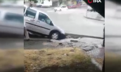 Ankara’da yol çöktü… Araç içine düştü