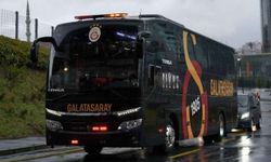Galatasaray otobüsüne taşlı saldırı!
