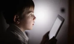 Uzmanlar anne ve babaları uyardı… Çocuklarda telefon ve tablet kullanımı kalıcı bozukluklara neden oluyor