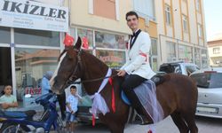 Yolda onu görenler şaşırdı kaldı! Evlilik teklifine vinçle, kız almaya at ile gitti