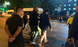 Ankara'da yol ortasına oturan otizmli gence polisler yardım etti