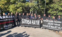 Ankaralı müzisyenler İsrail Büyükelçiliği’ne siyah çelenk bıraktı