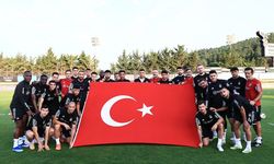 Beşiktaşlı Futbolcular, Antrenman Öncesi Cumhuriyet'in 100. Yılını Kutladı!