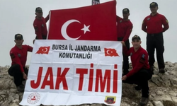 Bursa’da Jandarma Ekipleri, Uludağ’ın Zirvesine Bayrak Açarak Cumhuriyet'in 100. Yılını Kutladı