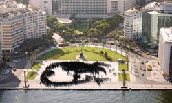 İzmir Konak Meydanı'nda Cumhuriyet'in Yüzüncü Yılı İçin Sergi Düzenleniyor