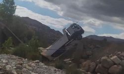 Kum dolu kamyonun ağırlığına dayanmayan köprü yıkıldı!