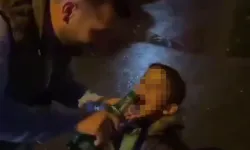 Sokak ortasında küçük çocuğa alkol içiren genç yakalandı!