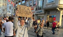 Taksim'de 'Koca arıyorum' pankartı herkesi şaşırttı! Görenler genç kıza inanamadı