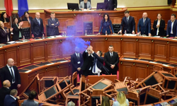 Arnavutluk Meclisinde Şok Kavga! Muhalefet Milletvekilleri Kürsüye Sis Bombası Attı