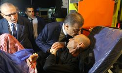 Bakan Koca, Türkiye’ye getirilen Gazzeli hastalarla yakından ilgilendi
