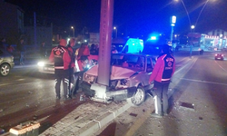 Kontrolü kaybeden otomobil sürücü elektrik direğine çarparak durdu! Kazada 3 kişi yaralandı