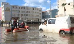 Şehir sular altında kaldı, vatandaşlar botla kurtarıldı!