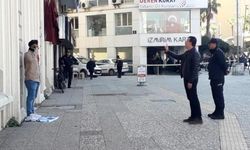 İzmir’de hareketli anlar! Ayağının altına İsrail bayrağı aldı, kafasına silah dayadı
