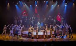 MEB'in Dev Kadro ile Sahnelediği "Cumhuriyete Doğru" Tiyatro Oyunu Büyük Yankı Uyandırdı