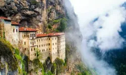 Trabzon'un En Eşsiz Yeri: Sümela Manastırı'nın Gizemli Tarihi!