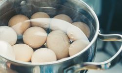 Yumurta Haşlarken İşleri Kolaylaştıracak Püf Noktası: Suya 1 Adet Ekleyin!