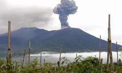 Endonezya’da yanardağ patlaması sonucu 11 kişi hayatını kaybetti
