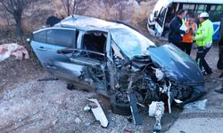 Ankara'da midibüs ile otomobil çarpıştı: 20 yaralı