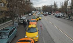 Ankara'da taksiciler taksimetre ücretlerini güncellemek için uzun sıralar oluşturdu