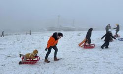 Yarı yıl tatilindeki minikler, kar yağışının tadını Elmadağ Kayak Merkezi'nde çıkardı