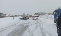 Kar Ankara-Kırıkkale yolunda ulaşımda aksamalara neden oldu