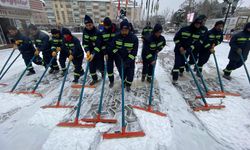 Polatlı Belediyesi Temizlik İşleri Müdürlüğü ekipleri, karlı hava koşullarında çalışmalarına hız kattı