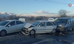 Sivas-Ankara karayolunda zincirleme kaza: 10 araç birbirine girdi