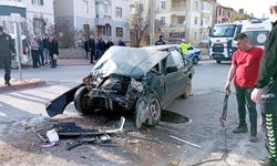 Feci kaza: minibüse otomobil çarptı! 1 ölü, 2 yaralı