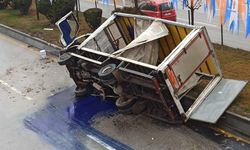 Ankara'da boya yüklü kamyonun devrilmesiyle yol maviye boyandı
