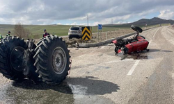 Ankara’da feci kaza: Otomobilin çarptığı traktör ikiye ayrıldı!