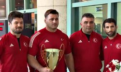 Romanya'dan madalya ile dönen ASKİ Spor Kulübü'nün milli güreşçileri Rıza Kayaalp ve Ali Cengiz'e coşkulu karşılama