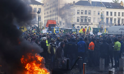 Belçika’da protesto yapan çiftçiler caddeleri ateşe verdi