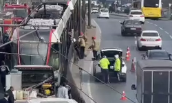 Raylardan geçmeye çalışırken tramvay çarptı!