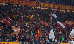 Galatasaray taraftarları, Fenerbahçe'ye verilen penaltıyı protesto etti!
