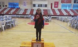 Polatlı’da 8 yaşındaki Güneş Arslan satrançta iki madalyayla parlıyor!