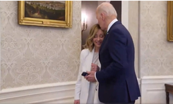 ABD Başkanı Biden’dan İtalya Başbakanı Meloni'nin saçlarına öpücük