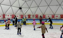 Keçiören Belediyesinden gençlere ücretsiz buz pateni