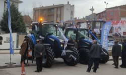 Haymanalı çiftçilerden ilçelerine gelen traktörlere büyük ilgi