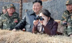 Kuzey Kore lideri, askeri tatbikatları kızıyla birlikte cephede izledi!