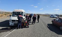 U dönüşü yapan motosiklete minibüsün çarptı! 1 kişi hayatını kaybetti!