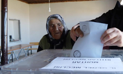 Türkiye'nin en yaşlı seçmeni 117 yaşındaki Arzu nine sandığa gitti