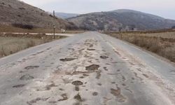 Pursaklar’da bozuk yola asfalt serimi yarım kaldı
