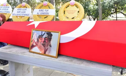 Şener Şen, Kayhan Yıldızoğlu'nun cenazesinde fotoğraf çektirmek isteyenlere tepki gösterdi