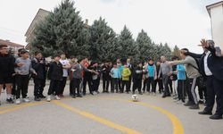 Sincan Belediye Başkanı Murat Ercan, gençlerle sohbet edip futbol oynadı