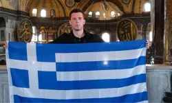 Yunan turist Ayasofya’da Yunan bayrağı açıp skandal bir notla da paylaştı!