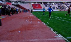 Eskişehirspor ve 1926 Polatlı Belediyespor maçında sahaya yabancı madde yağdı
