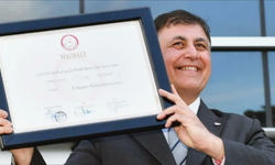 İzmir Büyükşehir Belediye Başkanı seçilen Tugay mazbatasıyla ilk pozunu verdi